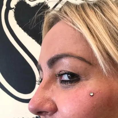 Piercing policzka dorosłej klientki Studio Bikini