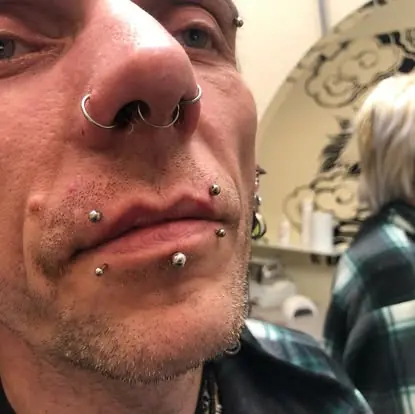 Piercing twarzy dorosłego klienta Studio Bikini
